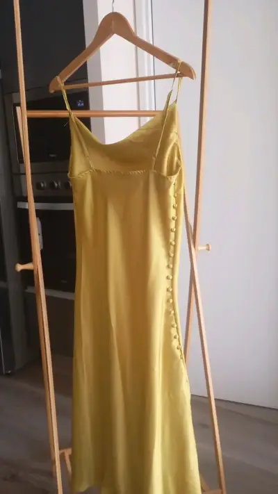 Vestido largo verde lima con tirantes - miniatura 2