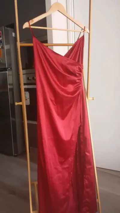 Vestido largo rojo y apertura en pierna - miniatura 1