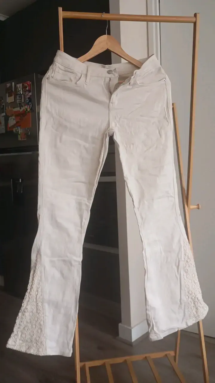 Jean Pantalón beige con encaje para mujer - 1