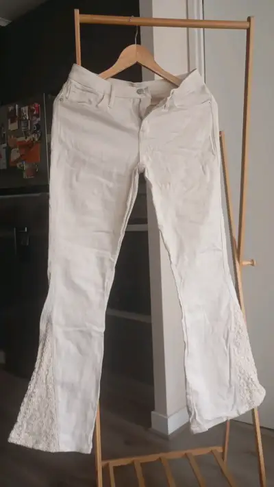 Jean Pantalón beige con encaje para mujer - miniatura 1