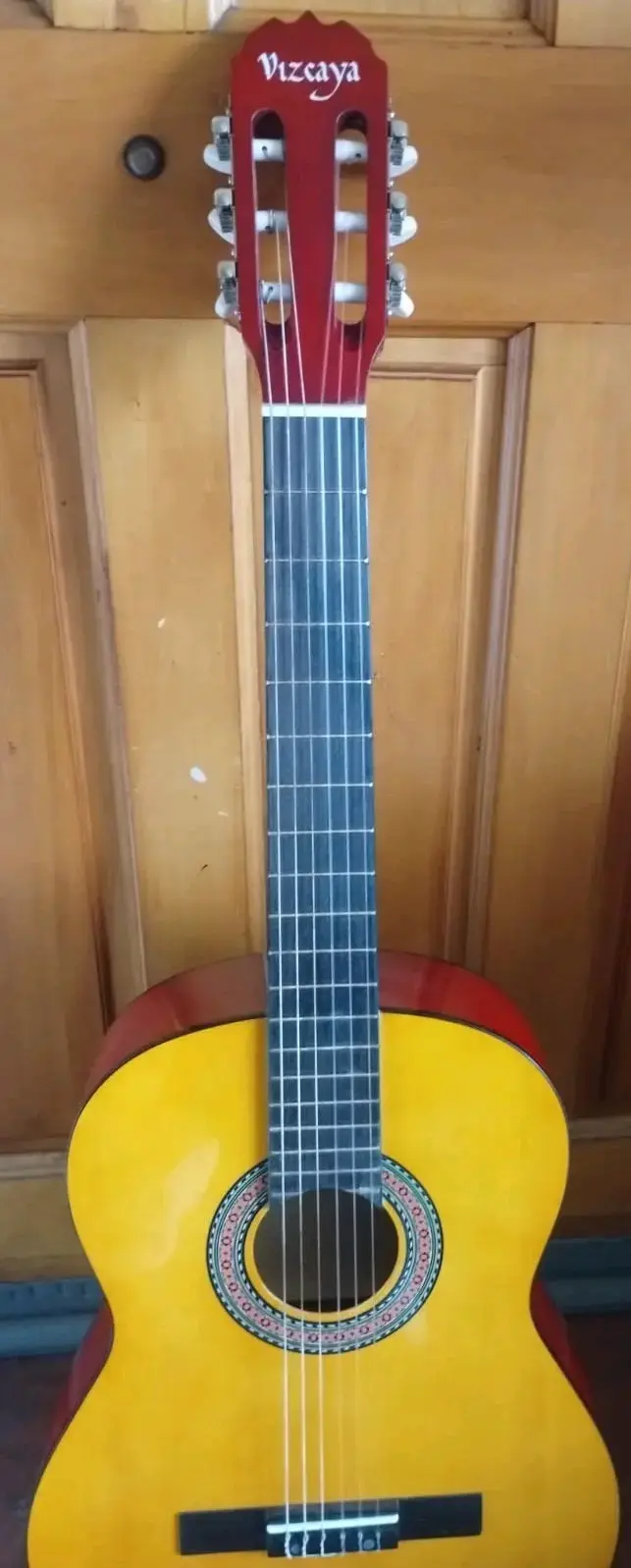 Guitarra clásica Vizcaya de madera amarilla