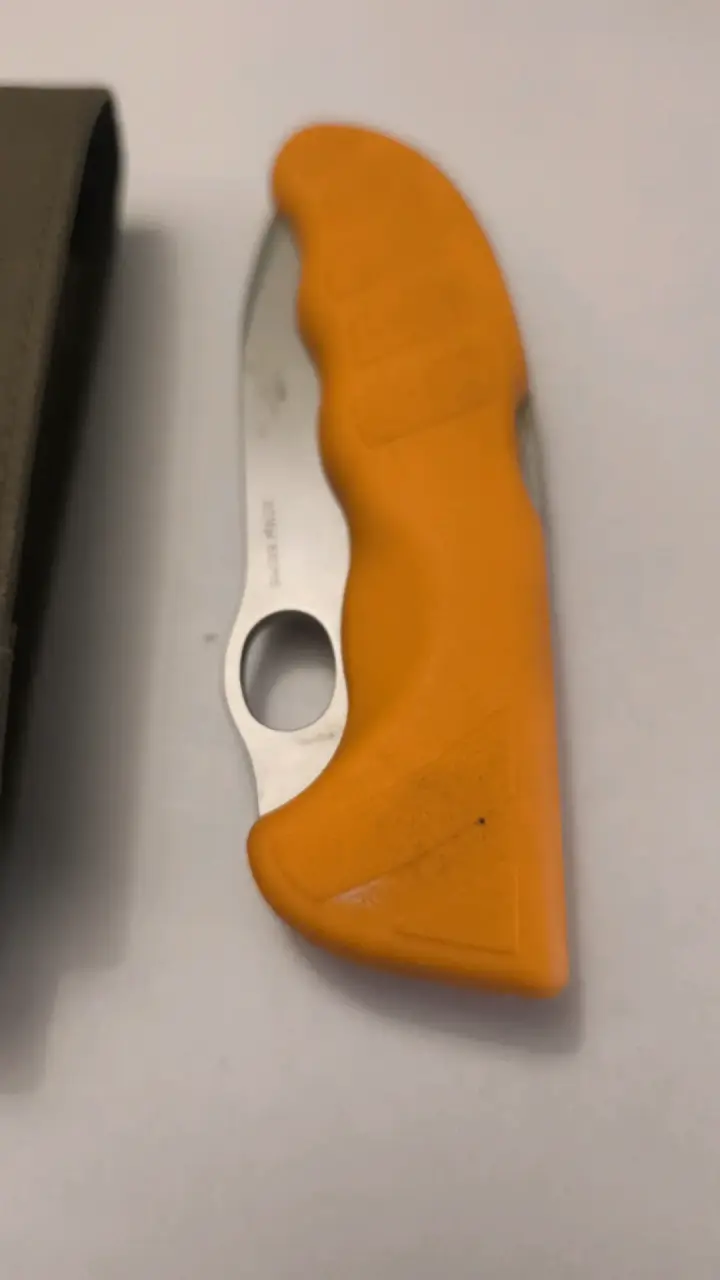 Cuchillo Victorinox con mango naranja y funda - 2