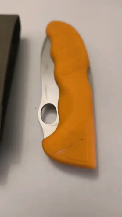 Cuchillo Victorinox con mango naranja y funda - miniatura 2