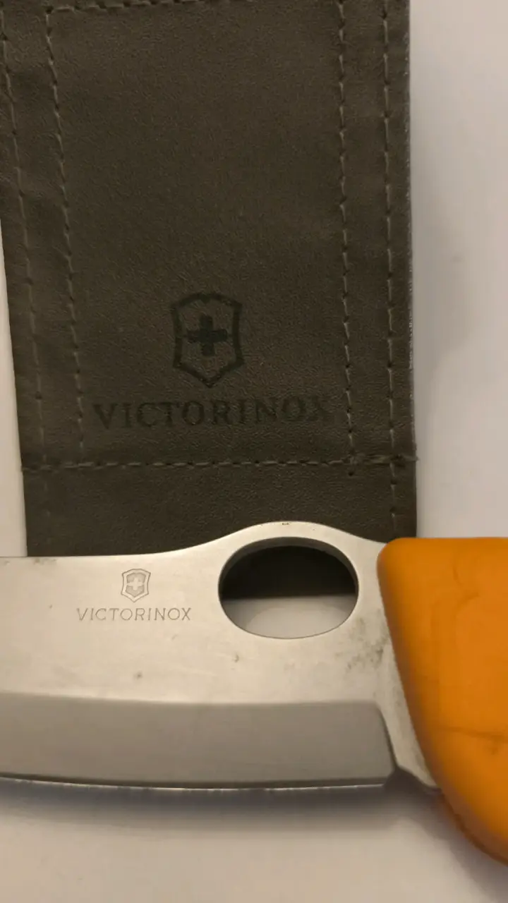 Cuchillo Victorinox con mango naranja y funda - 3