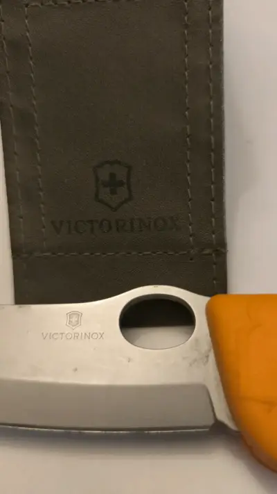 Cuchillo Victorinox con mango naranja y funda - miniatura 3