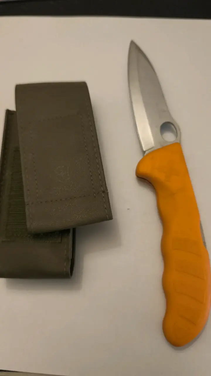 Cuchillo Victorinox con mango naranja y funda - 4