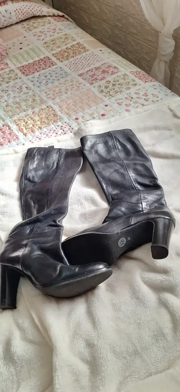 Botas de cuero negras con tacón alto - 1