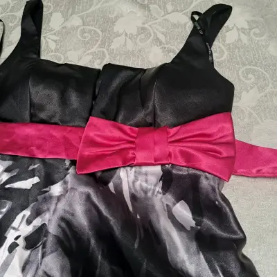 Vestido de fiesta corto con lazo fucsia - miniatura 3
