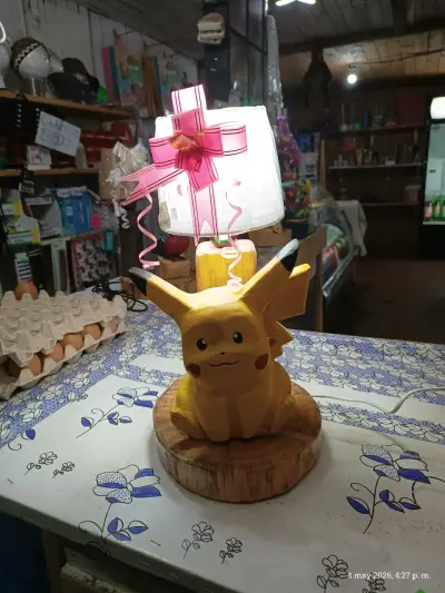 Lámpara decorativa con figura de Pikachu - miniatura 1