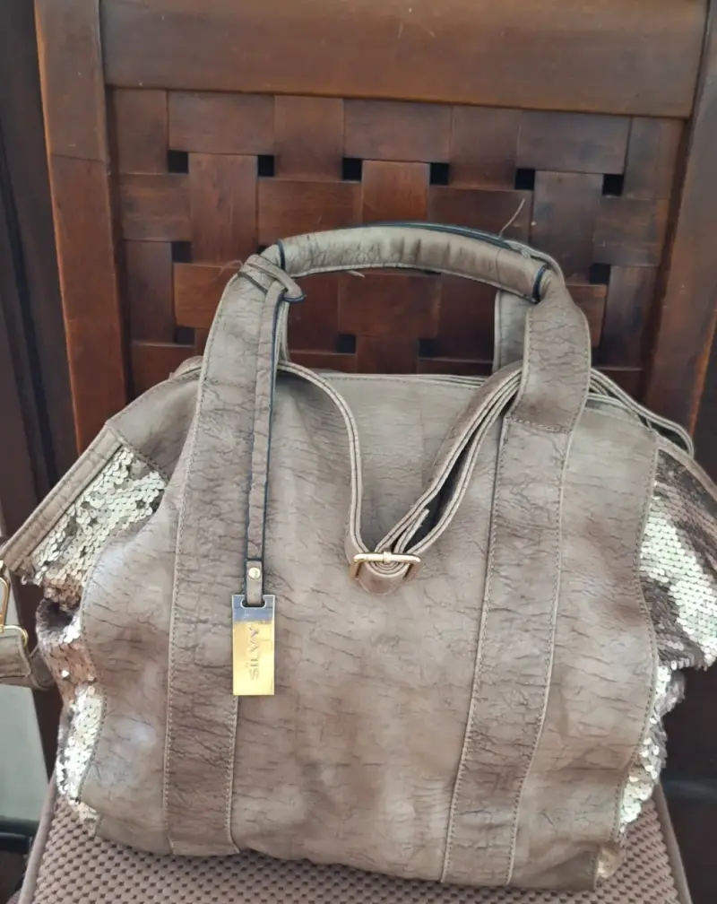 Bolso de mano con lentejuelas y etiqueta dorada - 2