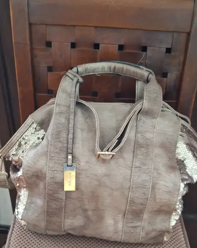 Bolso de mano con lentejuelas y etiqueta dorada - miniatura 2