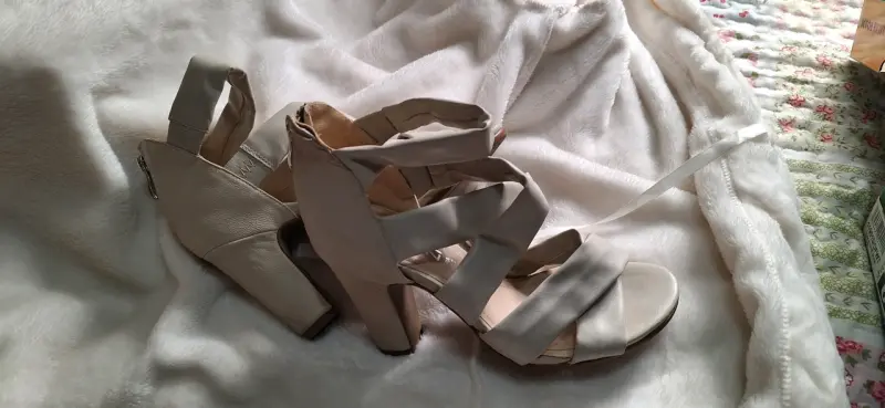 Sandalias de tacón alto color beige - 2