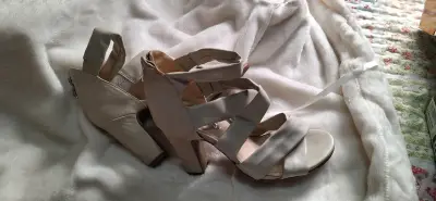 Sandalias de tacón alto color beige - miniatura 2