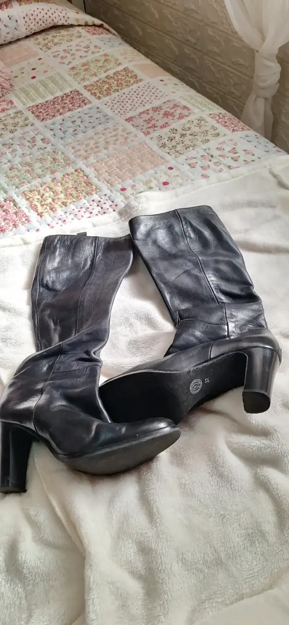 Botas de cuero negras con tacón alto - 1