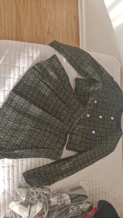 Conjunto de falda y chaqueta de negro y amari - miniatura 1