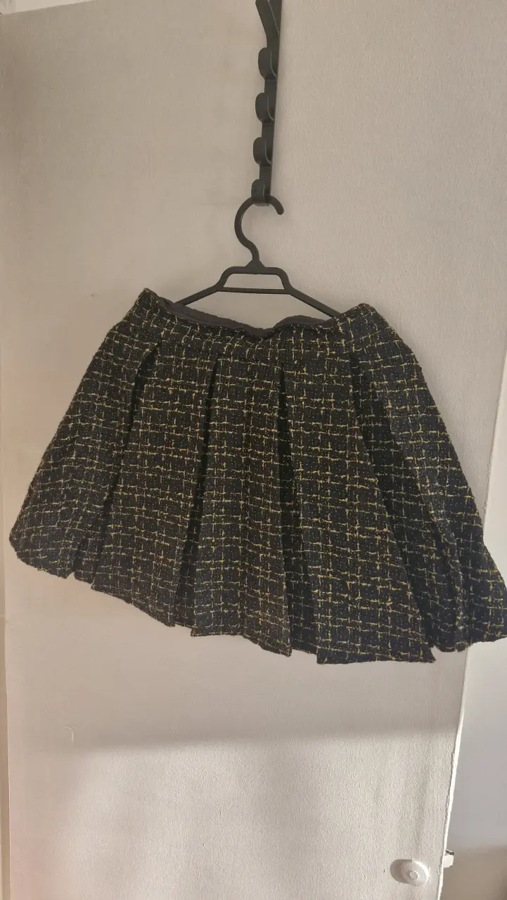 Conjunto de falda y chaqueta de negro y amari - 3