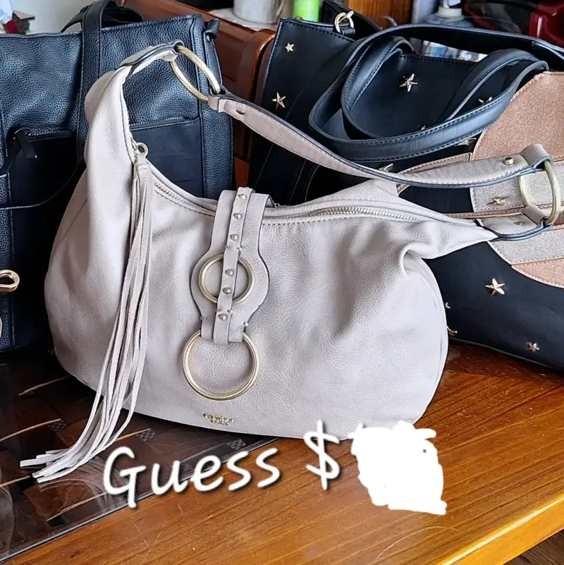Cartera Guess beige con detalles metálicos