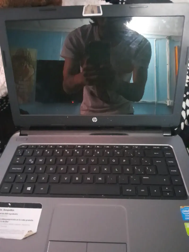 Laptop HP con Intel Core i5 y NVIDIA GeForce - 2