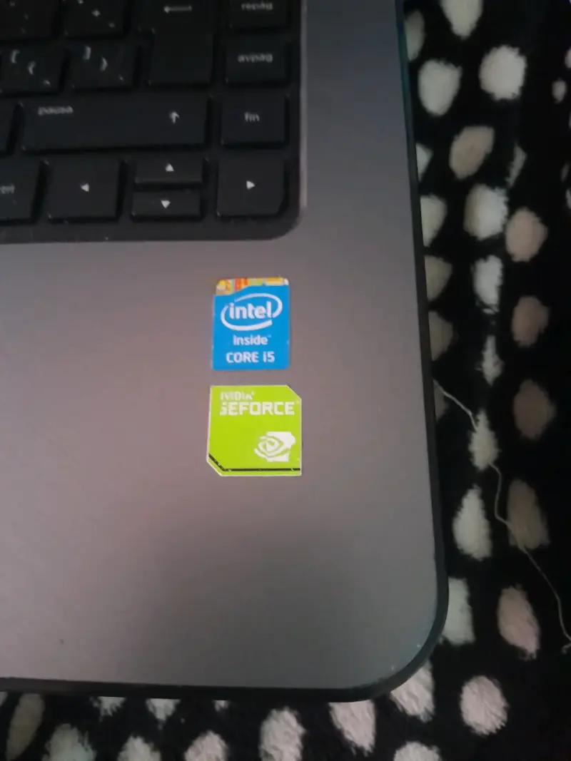 Laptop HP con Intel Core i5 y NVIDIA GeForce - 3