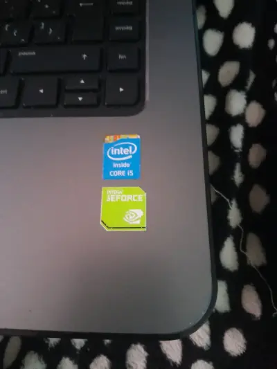Laptop HP con Intel Core i5 y NVIDIA GeForce - miniatura 3