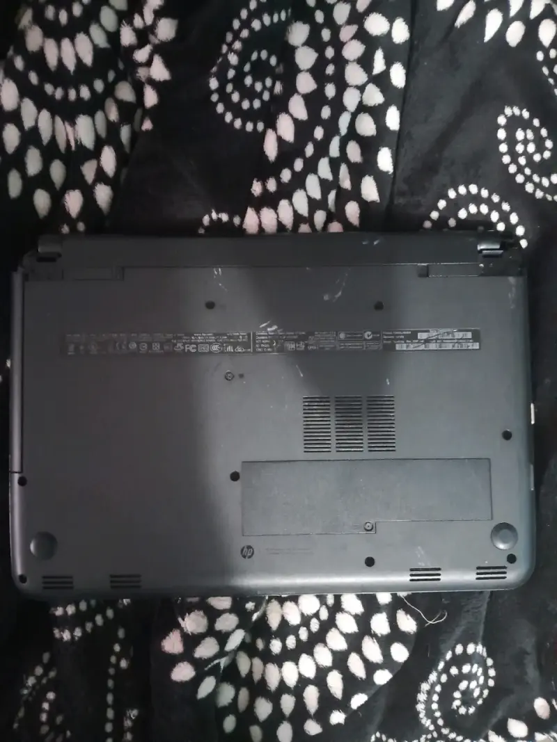 Laptop HP con Intel Core i5 y NVIDIA GeForce - 4