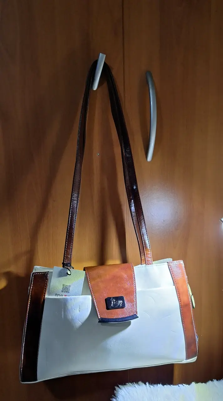 Cartera de cuero bicolor elegante