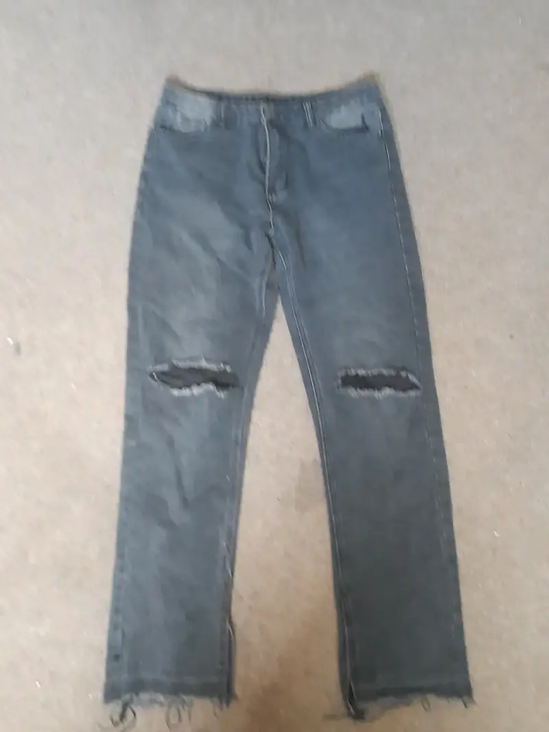 Jeans negros desgastados para mujer