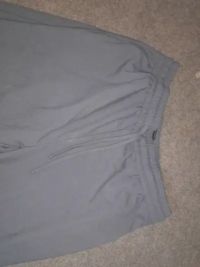 Pantalones deportivos grises para hombre - miniatura 2