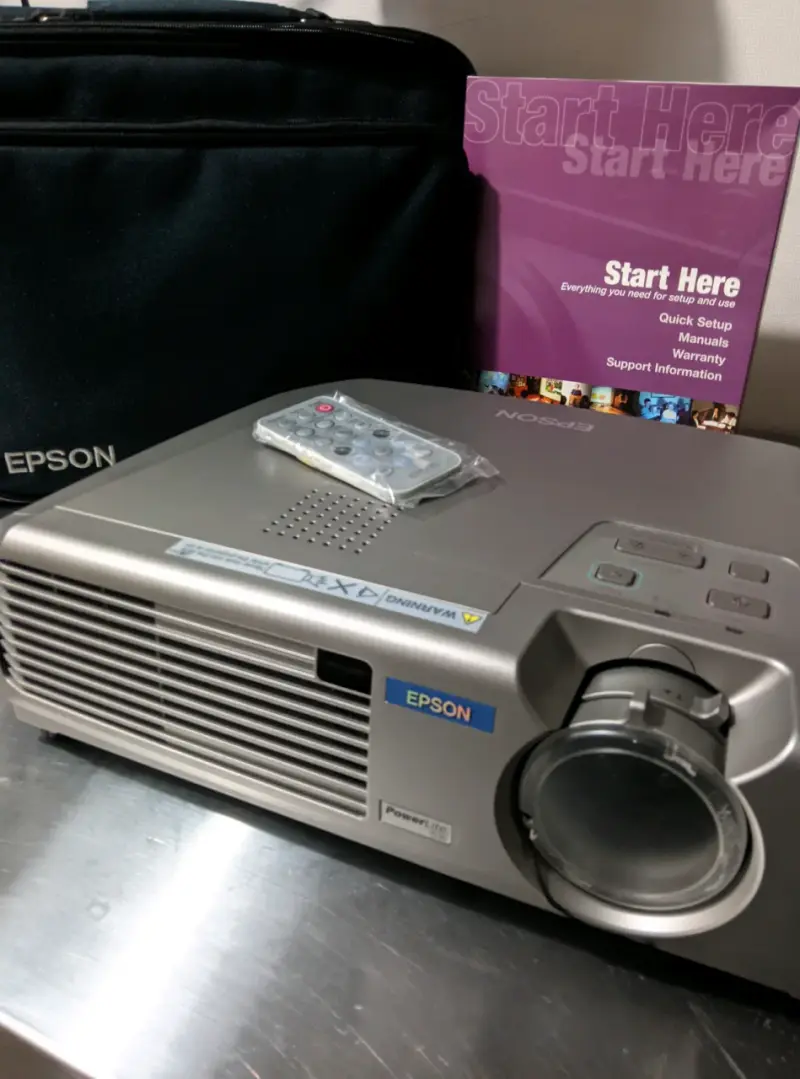 Proyector Epson PowerLite 53C con control remoto - 1