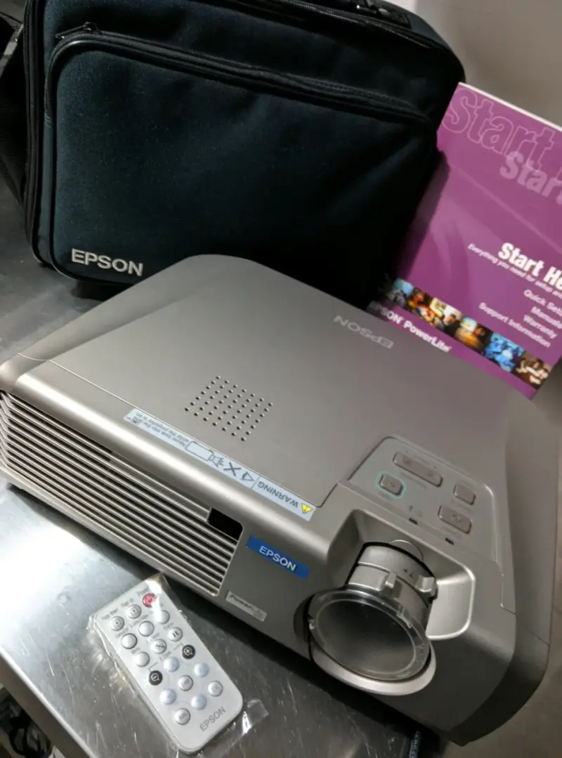 Proyector Epson PowerLite 53C con control remoto - 2