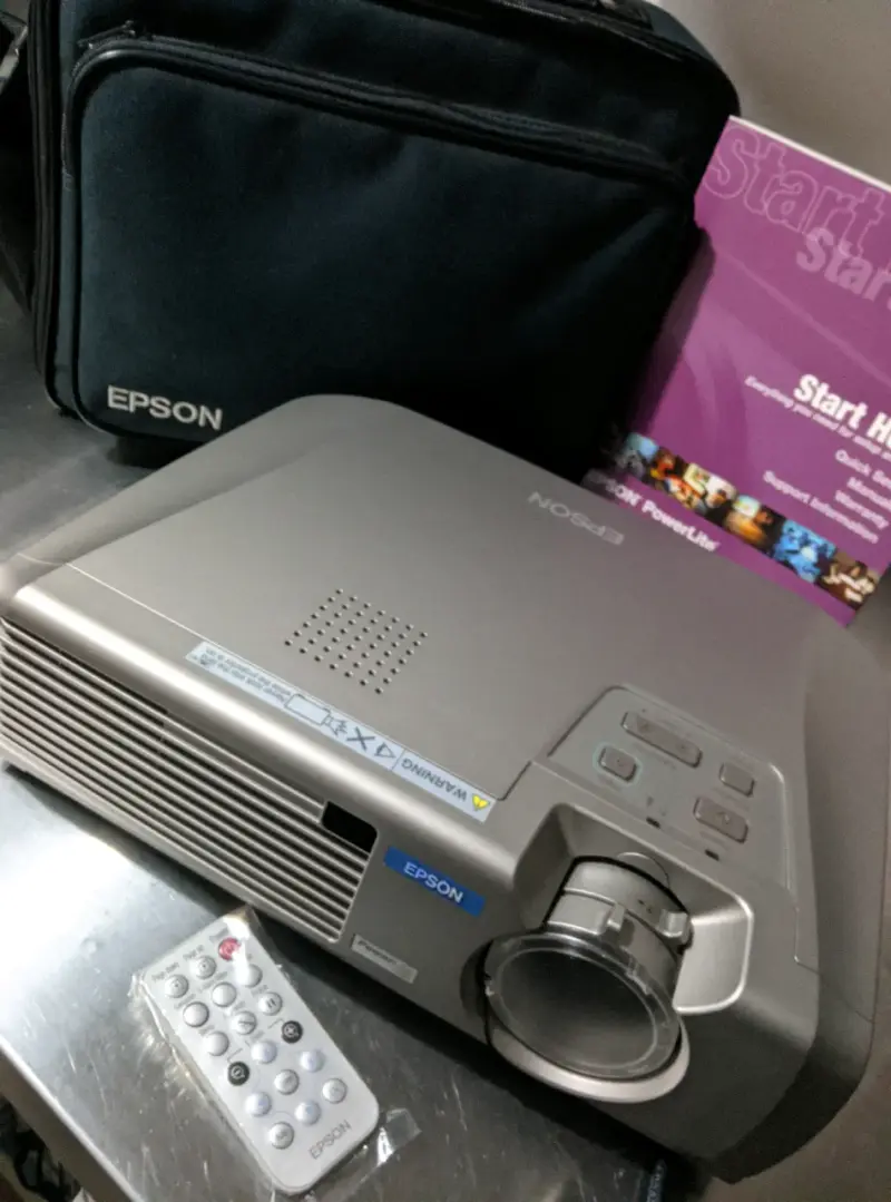 Proyector Epson PowerLite 53C con control remoto - 3
