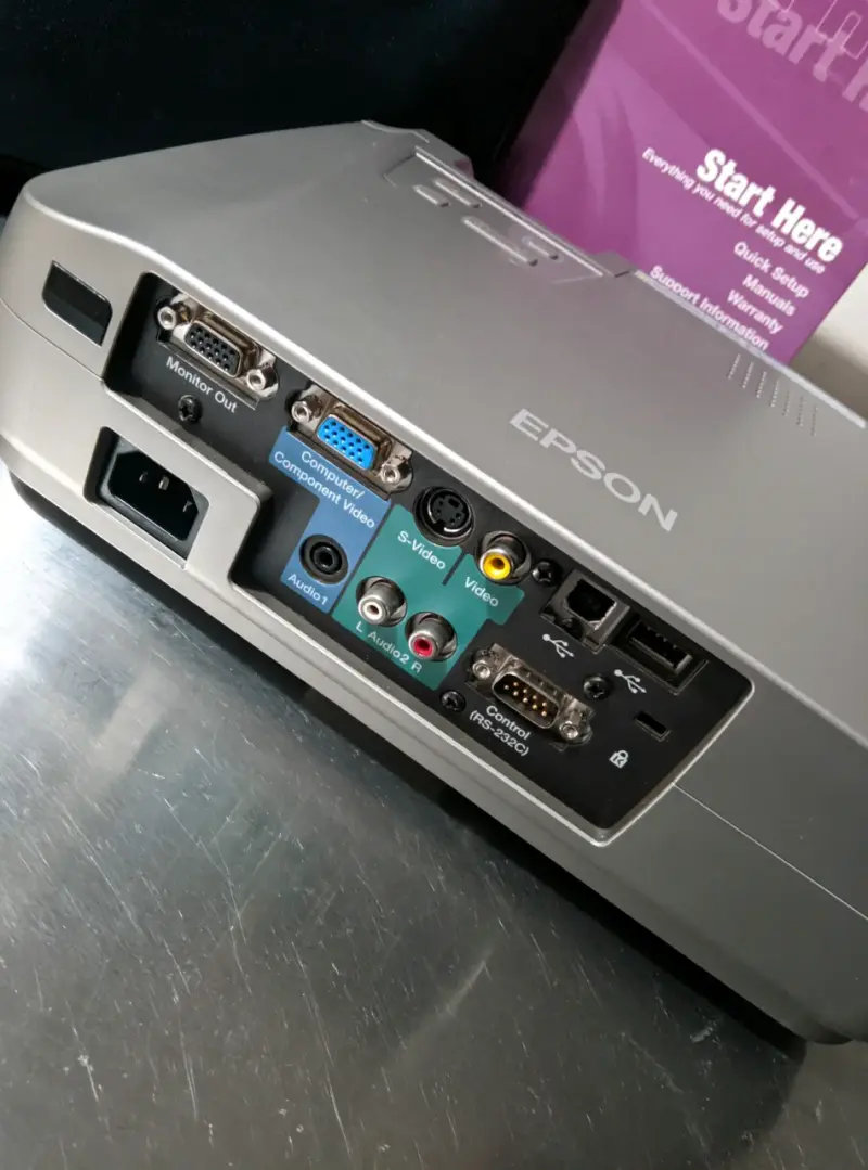 Proyector Epson PowerLite 53C con control remoto - 5