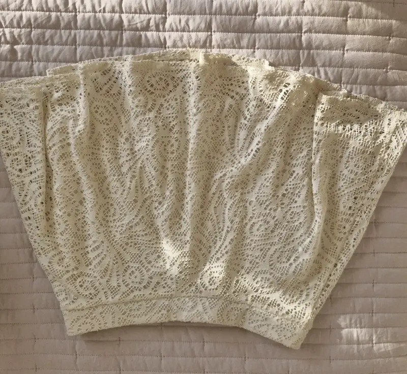 Falda de encaje beige elegante