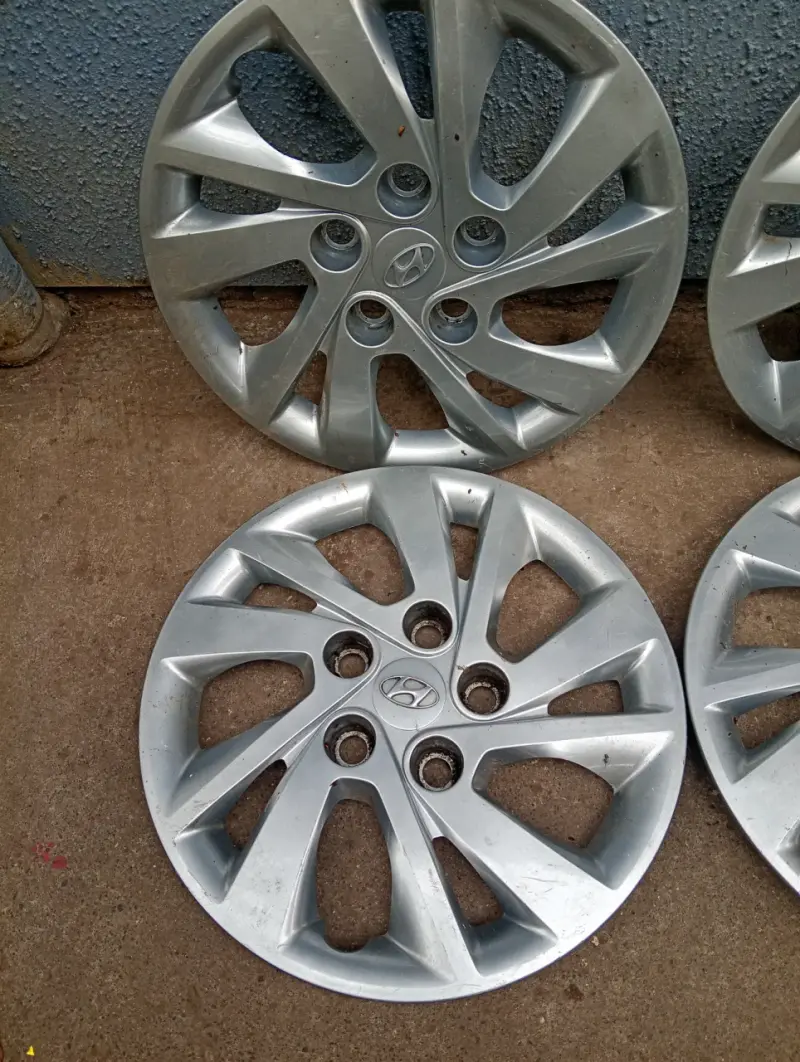 Tapacubos Hyundai de 15 pulgadas en buen estado - 1