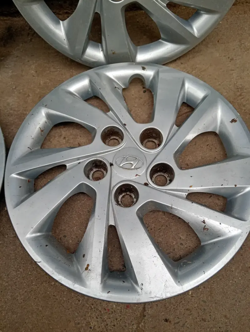 Tapacubos Hyundai de 15 pulgadas en buen estado - 2