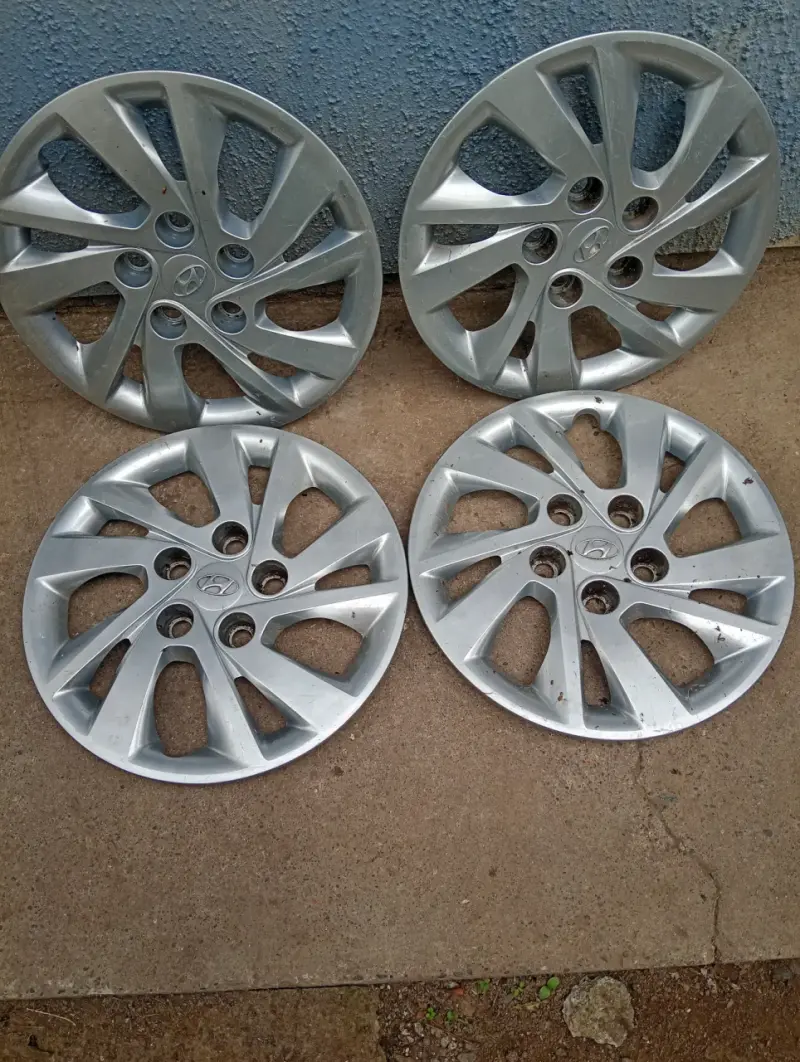 Tapacubos Hyundai de 15 pulgadas en buen estado - 3
