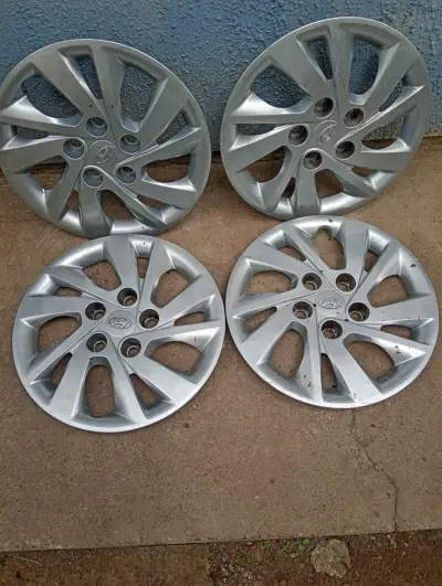 Tapacubos Hyundai de 15 pulgadas en buen estado - miniatura 3