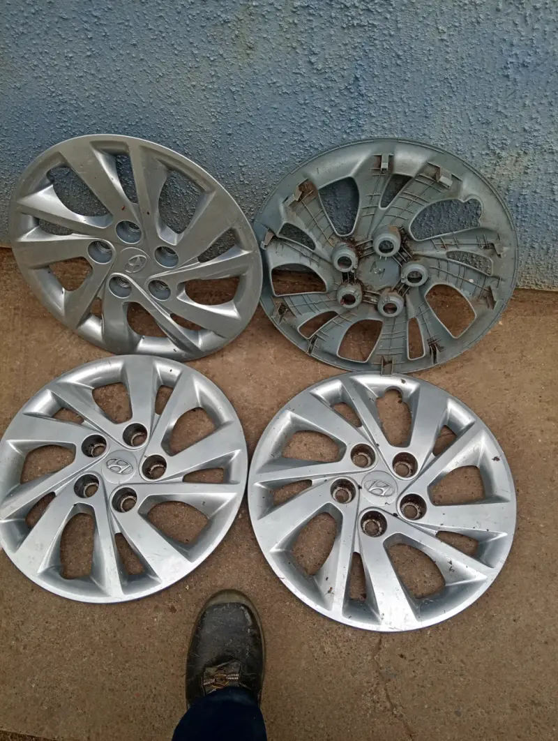 Tapacubos Hyundai de 15 pulgadas en buen estado - 4