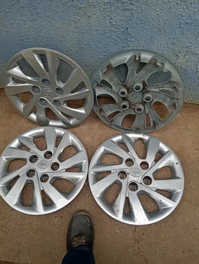 Tapacubos Hyundai de 15 pulgadas en buen estado - miniatura 4
