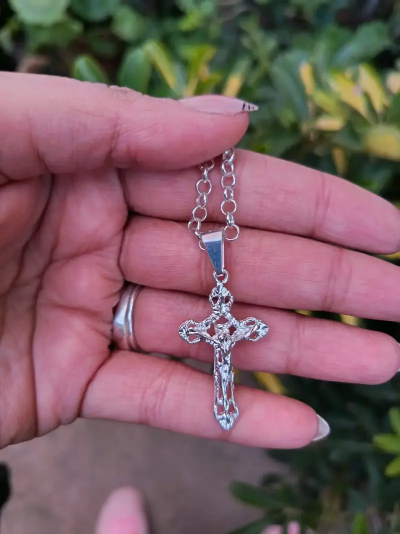 Collar de plata con colgante de cruz detallada - 1