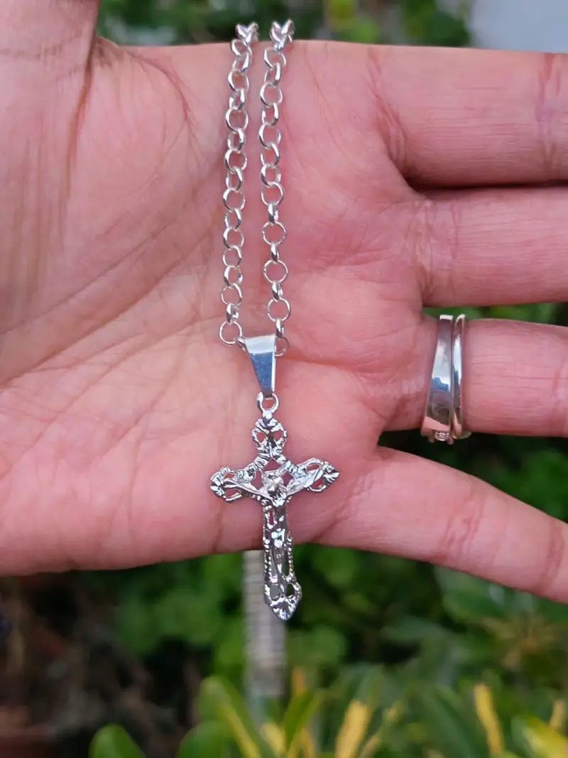 Collar de plata con colgante de cruz detallada - 2