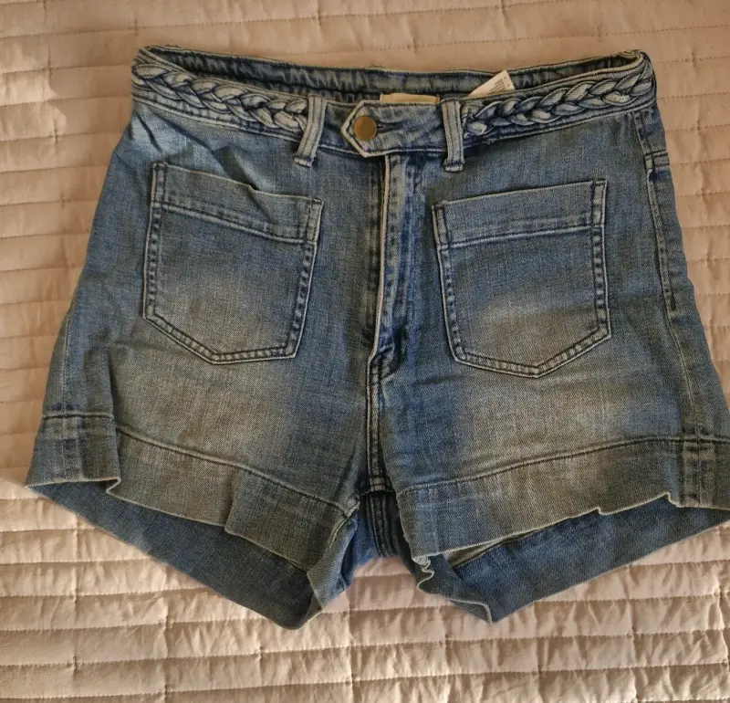 Shorts de mezclilla con cinturón trenzado