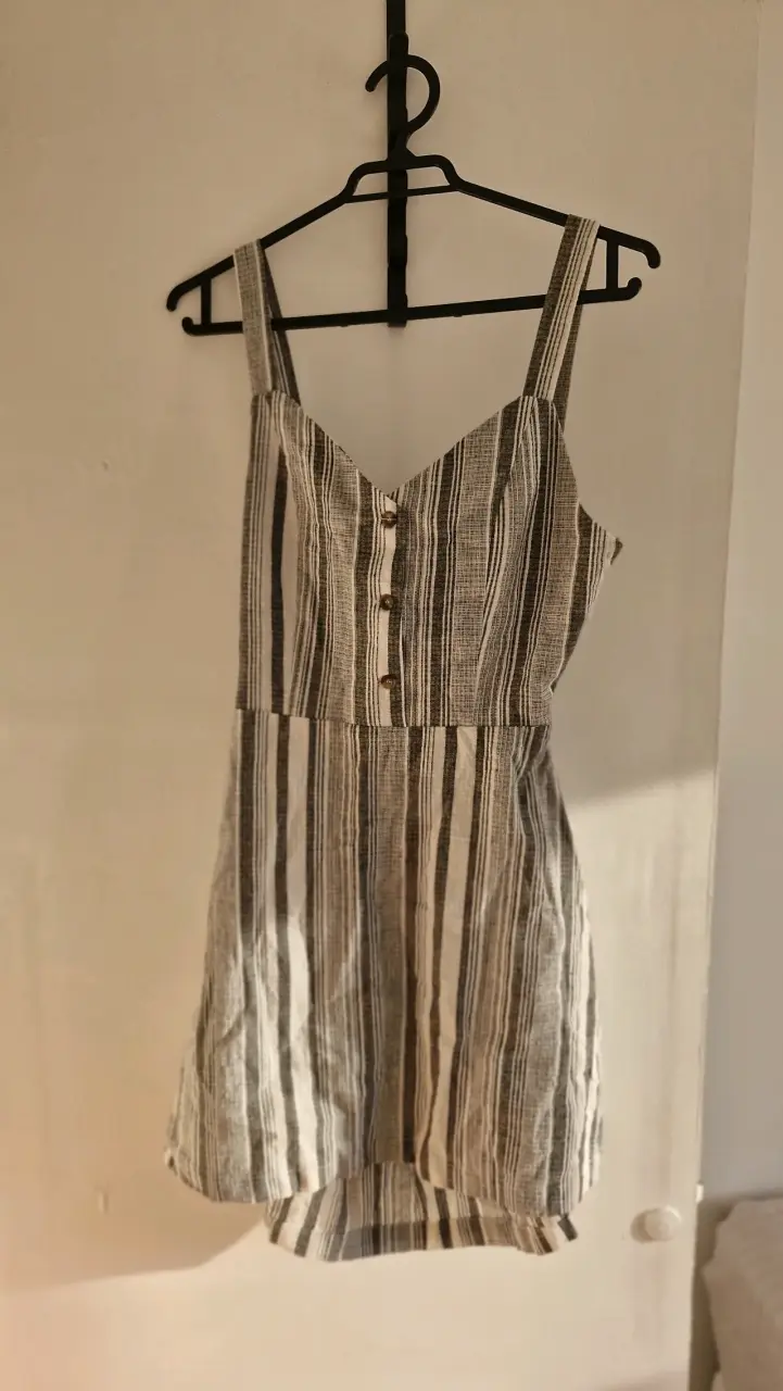 Vestido corto de tirantes con rayas