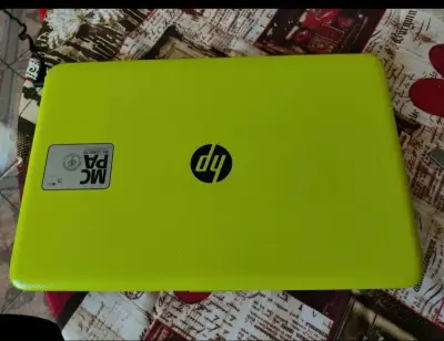 Laptop HP color amarillo en buen estado - miniatura 1