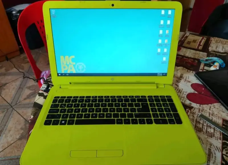 Laptop HP color amarillo en buen estado - 2