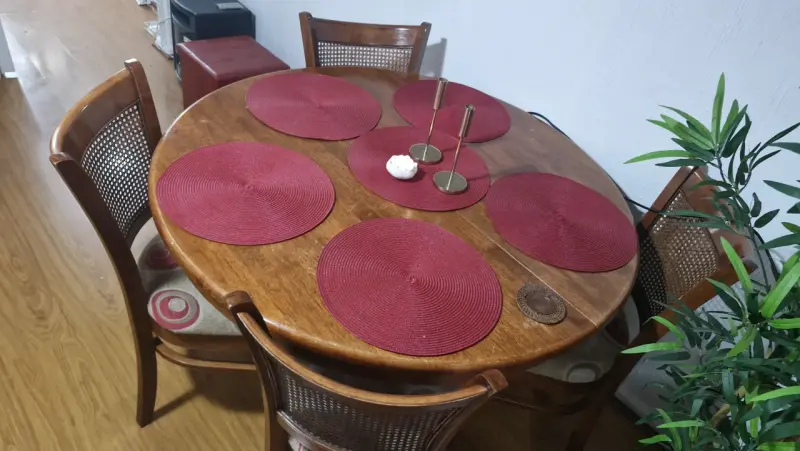 Mesa de madera expansible con sillas