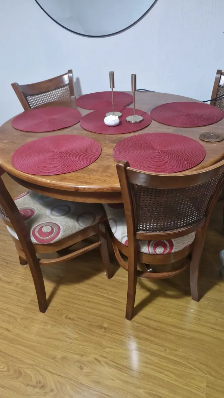 Mesa de madera expansible con sillas - 3