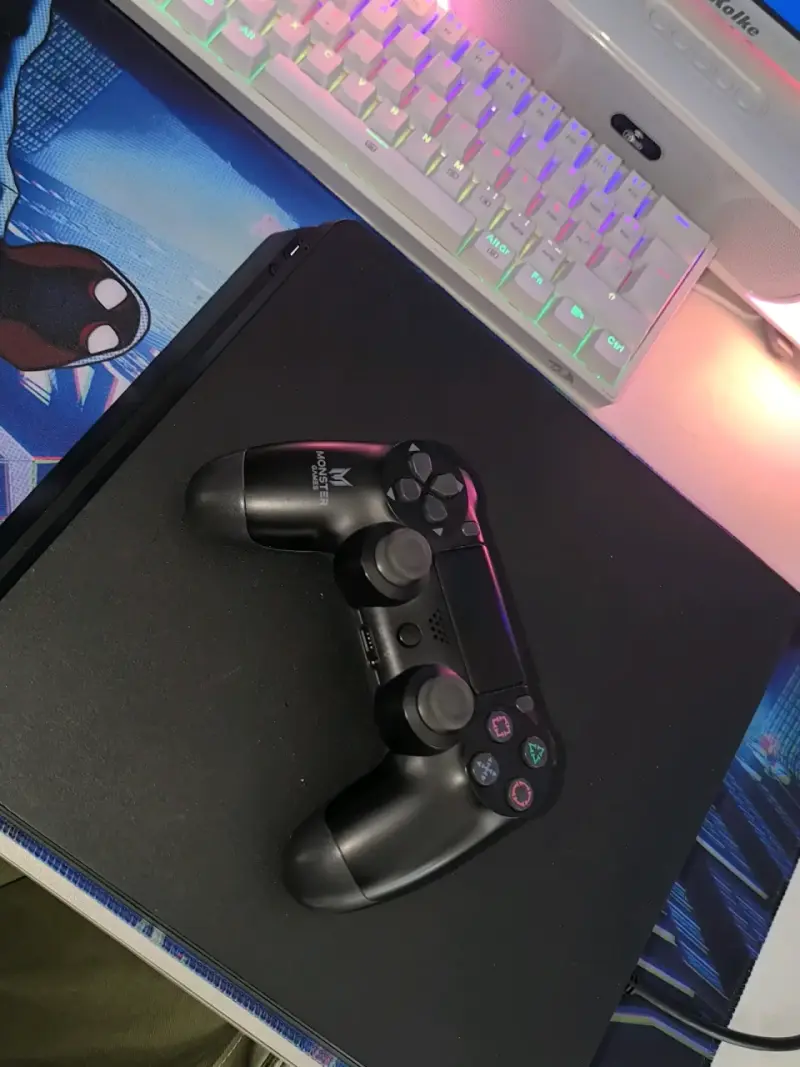 Consola ps4 con control y todos sus cables - 2
