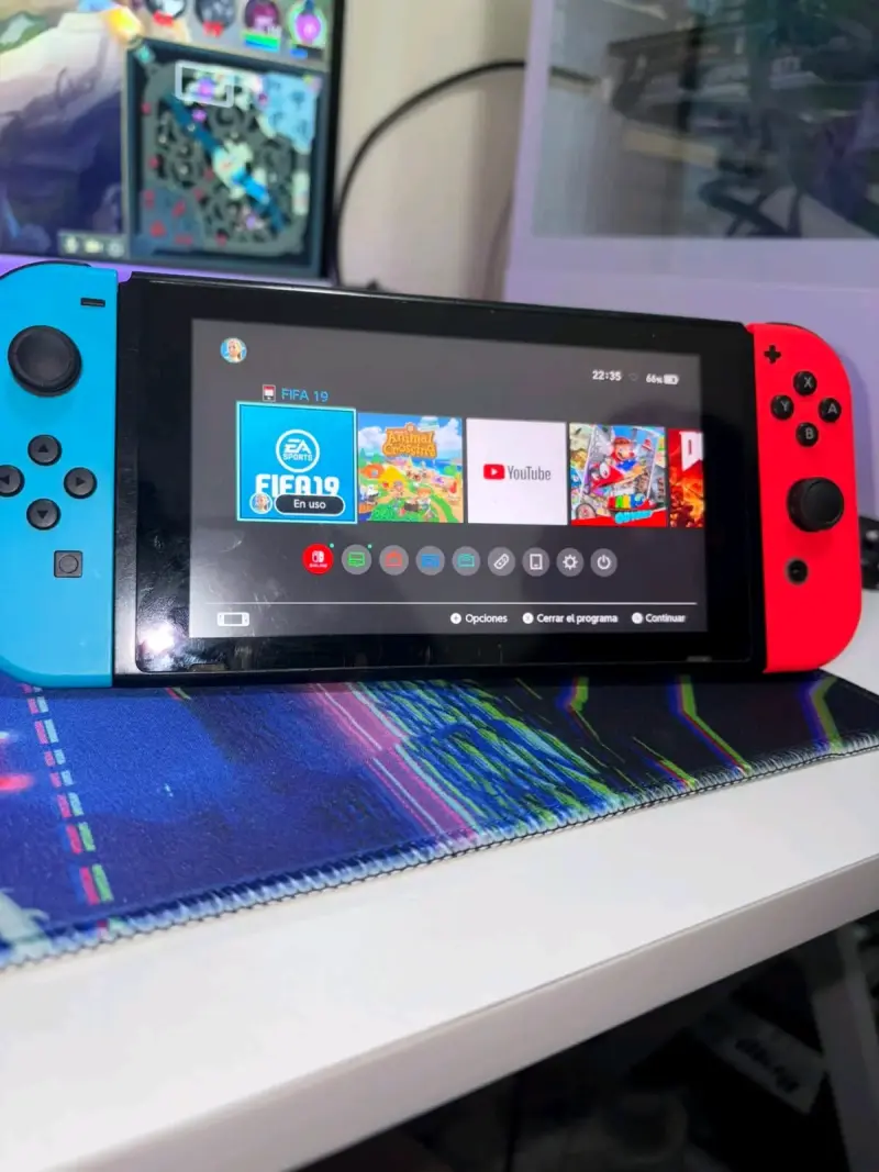 Consola Nintendo Switch con Joy-Con Azul y Rojo - 1