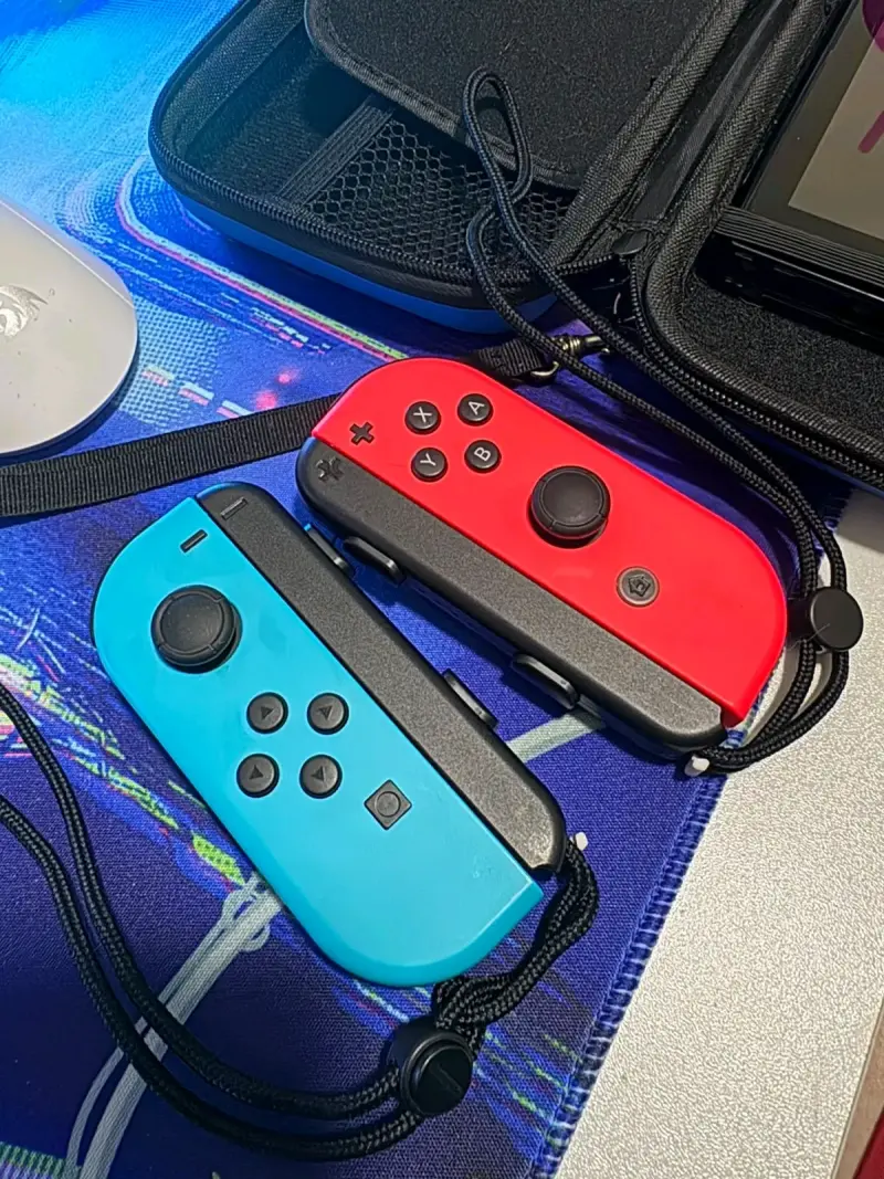 Consola Nintendo Switch con Joy-Con Azul y Rojo - 3
